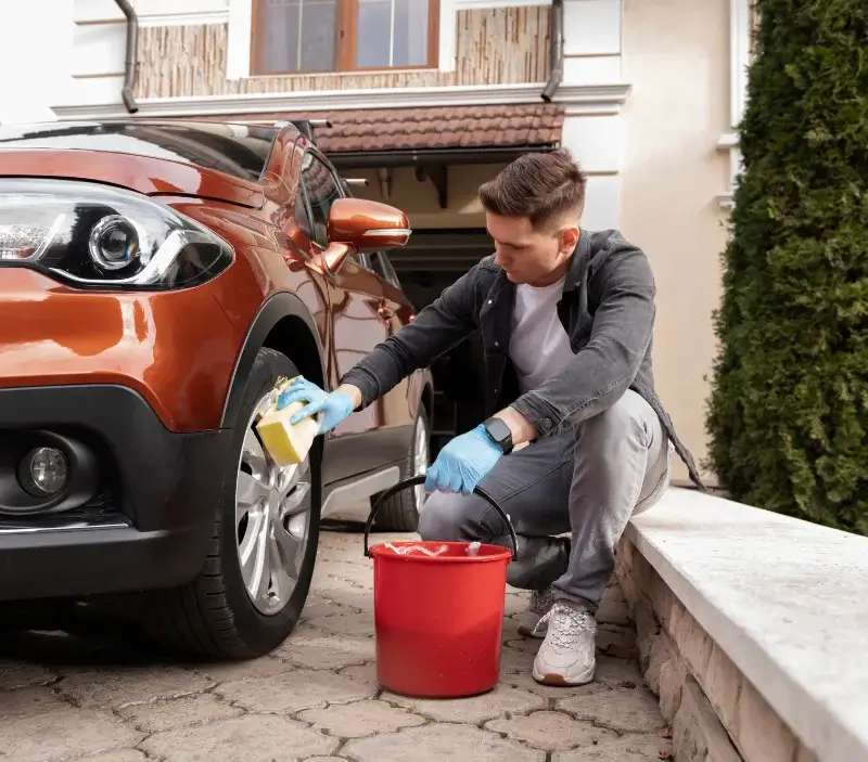 Lavage auto à domicile Santa-Maria-Figaniella : professionnel intervenant sur un véhicule